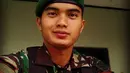Kiper utama PS TNI, Dhika Bayangkara, senyum kecil saat bergaya dengan seragam TNI. (Instagram)