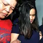 Jessica Kumala Wongso (tengah) saat di gelandang petugas Polda Metro Jaya ke ruang tahanan, Sabtu (30/1). Jessica ditahan selama 20 hari untuk jalani pemeriksaan lanjut kasus kopi sianida. (Liputan6.com/JohanTallo)