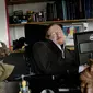 Ilmuwan terkemuka Stephen Hawking saat di kantornya di The Centre for Mathematical Sciences, University of Cambridge, London, Inggris, 14  Desember 2011. Hawking meninggal dunia pada hari ini, Rabu (14/3/2018). (AFP PHOTO/LONDON SCIENCE MUSEUM/SARAH LEE)