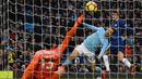 Aksi pemain Manchester City, Bernardo Silva (tengah) saat mebobol gawang Chelsea pada lanjutan Premier League di Etihad Stadium, Manchester, (04/03/2018). Manchester City menang 1-0. (AFP/Anthony Devlin)