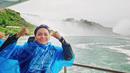 “Don't crack under waterfalls,” tulis Calvin Jeremy bersama foto yang diunggah pada 3 September 2022. Foto ini menampilkannya dengan jas hujan biru tua semitransparan. Sambil mengangkat kedua tangan, Calvin Jeremy tersenyum lebar. Melatari posenya, Niagara Falls, salah satu ikon di Kanada. Sejumlah sahabat menyambut hangat unggahan ini. (Foto: Dok. Instagram @calvinjeremy)