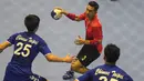 Pemain bola tangan putra Indonesia, Andi Yoga Ananda (3) dihadang pemain Chinese Taipei saat menggiring bola dalam babak utama grup 3, Asian Games 2018 di GOR Popki, Cibubur, Jumat (24/8). Indonesia kalah 19-37. (ANTARA FOTO/INASGOC/Fulli Syafi/mes/18)