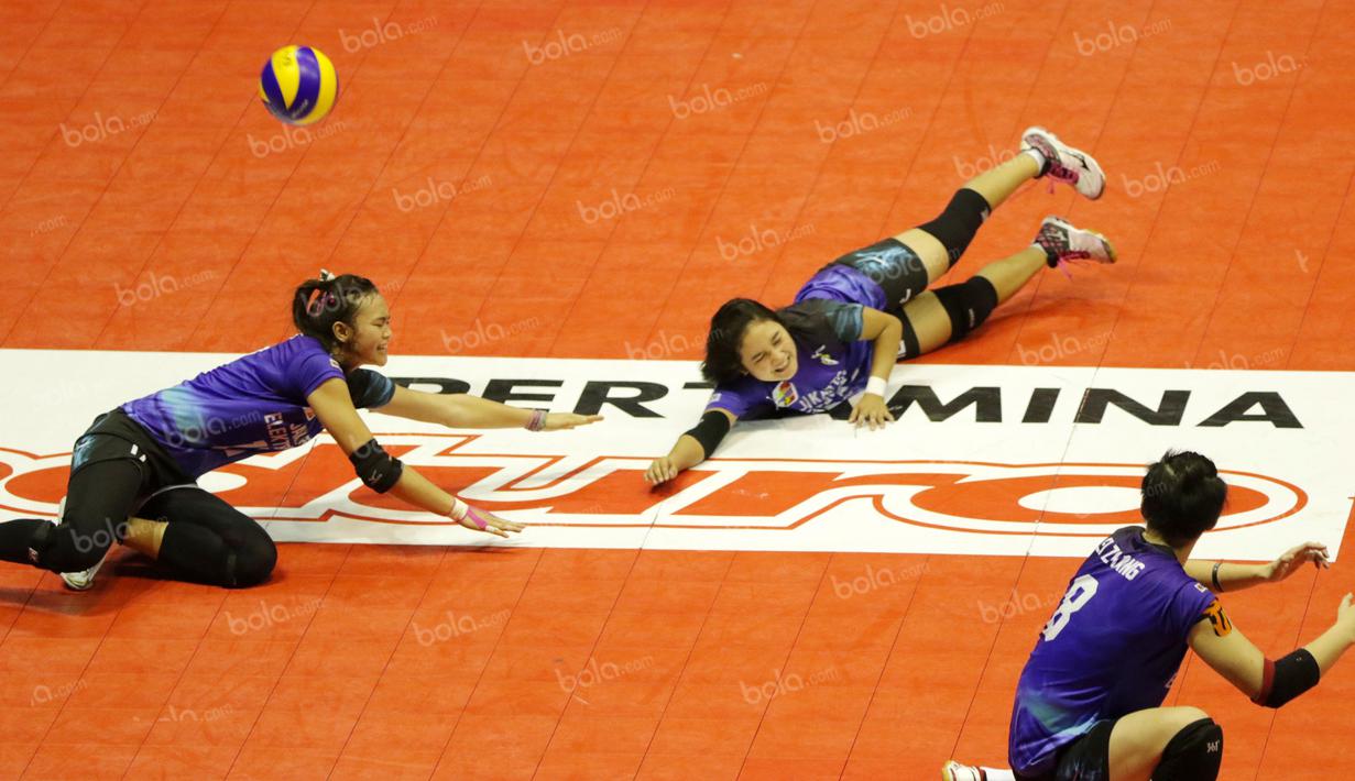 Dua pemain putri Jakarta Elektrik PLN terjatuh saat berusaha mengembalikan bola melawan Jakarta Pertamina Energi pada lanjutan Proliga 2016 di Hall Basket Gelora Bung Karno, Senayan, Jakarta, Sabtu (2/4/2016). (Bola.com/Nicklas Hanoatubun)