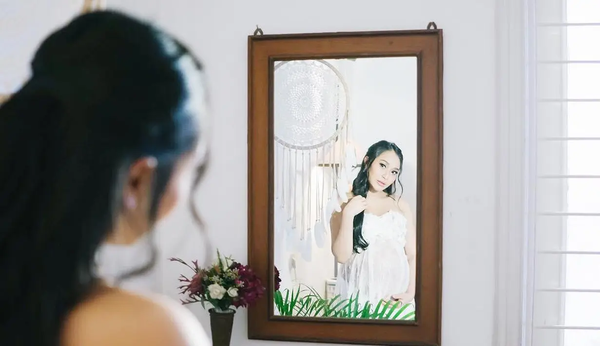 Memasuki trimester akhir, Rinni Wulandari mengabadikan momen kehamilannya. Ia terlihat cantik menawan dengan mengenakan busana serba putih. (Foto: instagram.com/rinni_w)