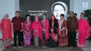 Ibunda Presiden Joko Widodo, Sudjiatmi Notomiharjo (keempat kiri) berfoto bersama usai acara penghargaan Perempuan Tangguh Award 2018 di Jakarta, Sabtu (22/12). Sudjiatmi menerima Perempuan Tangguh Award 2018. (Liputan6.com/Helmi Fithriansyah)