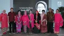 Ibunda Presiden Joko Widodo, Sudjiatmi Notomiharjo (keempat kiri) berfoto bersama usai acara penghargaan Perempuan Tangguh Award 2018 di Jakarta, Sabtu (22/12). Sudjiatmi menerima Perempuan Tangguh Award 2018. (Liputan6.com/Helmi Fithriansyah)
