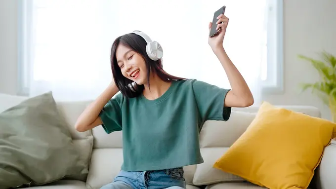 bahagia mendengarkan musik santai