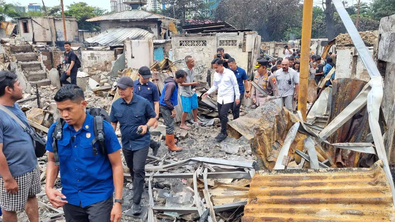 Wakil Presiden (Wapres) RI Gibran Rakabuming Raka meninjau pengungsian korban kebakaran di kawasan Gempol, Kemayoran, Jakarta Pusat, Senin (21/01/2025).