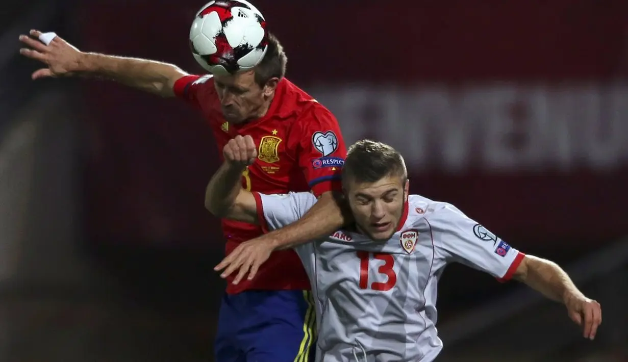 Pemain Spanyol, Nacho Monreal (kiri), berduel dengan pemain Makedonia, Stefan Ristovski, dalam laga lanjutan Grup G Kualifikasi Piala Dunia 2018 di Estadio Nuevo Los Carmenes, Sabtu (12/11/2016) waktu setempat. (Reuters/ Marcelo del Pozo)