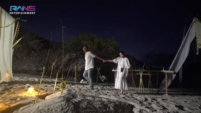 Momen dinner romantis Raffi Ahmad dan Nagita Slavina. (Sumber: YouTube/RANS Entertaiment)