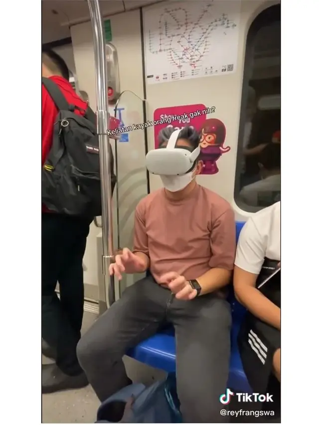 Makin Canggih, Penumpang MRT Ini Kerja dari Metaverse Sebagai Pengganti Laptop