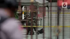 Personel Penjinak Bom (Jibom) Gegana Polda Metro Jaya memeriksa sebuah tas  mencurigakan yang ditemukan di pelataran Masjid Agung Sunda Kelapa, Menteng, Jakarta Pusat, Selasa (31/12/2019).  Setelah dilakukan pengecekan, tas ransel itu ternyata berisi baju-baju. (Liputan6.com/Faizal Fanani)