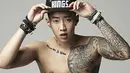 Jay Park kerap menjadi sorotan lantaran tato-tatonya. Padahal tatonya itu sendiri berkaitan dengan keluarga. Ia juga menuliskan 'Jaywalkerz' di belakang lehernya. (Foto: allkpop.com)