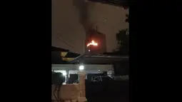 Penampakan Wisma Kosgoro yang mengalami kebakaran, Jakarta, Senin (9/3/2015). Tingginya gedung dan hembusan angin yang kencang membuat api sulit untuk dipadamkan (Twitter.com)