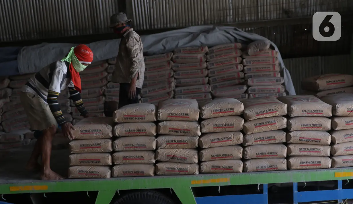 Pekerja tengah menata semen untuk dikirim di gudang penyimpanan semen di Jakarta, Selasa (1/12/2020). Perusahaan semen merasakan tekanan dampak pandemi Covid-19. Sejak awal tahun hingga Oktober 2020, pasar semen domestik mengalami kontraksi -9,7%. (Liputan6.com/Angga Yuniar)