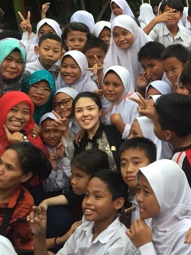 6 Potret Tina Toon Bertugas Jadi Anggota DPRD, Blusukan Temui Warga