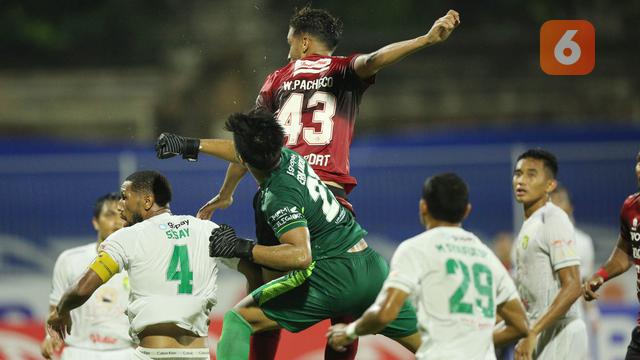 Foto: Aksi Ernando Ari Sutaryadi, Kiper Belia Persebaya Surabaya yang Membuat Juara BRI Liga 1 Bali United Gigit Jari