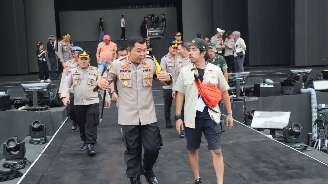 Kapolres Metro Jakarta Pusat, Kombes Pol Susatyo Purnomo Condro saat melakukan peninjauan di Gelora Bung Karno (GBK) Jakarta.