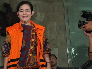 Staff anggota DPR Damayanti Wisnu Putranti, Dessy A Edwin berjalan keluar gedung KPK usai menjalani pemeriksaan di Jakarta, Jumat (4/3). Dessy tertangkap dalam operasi tangkap tangan (OTT) KPK. (Liputan6.com/Helmi Afandi)
