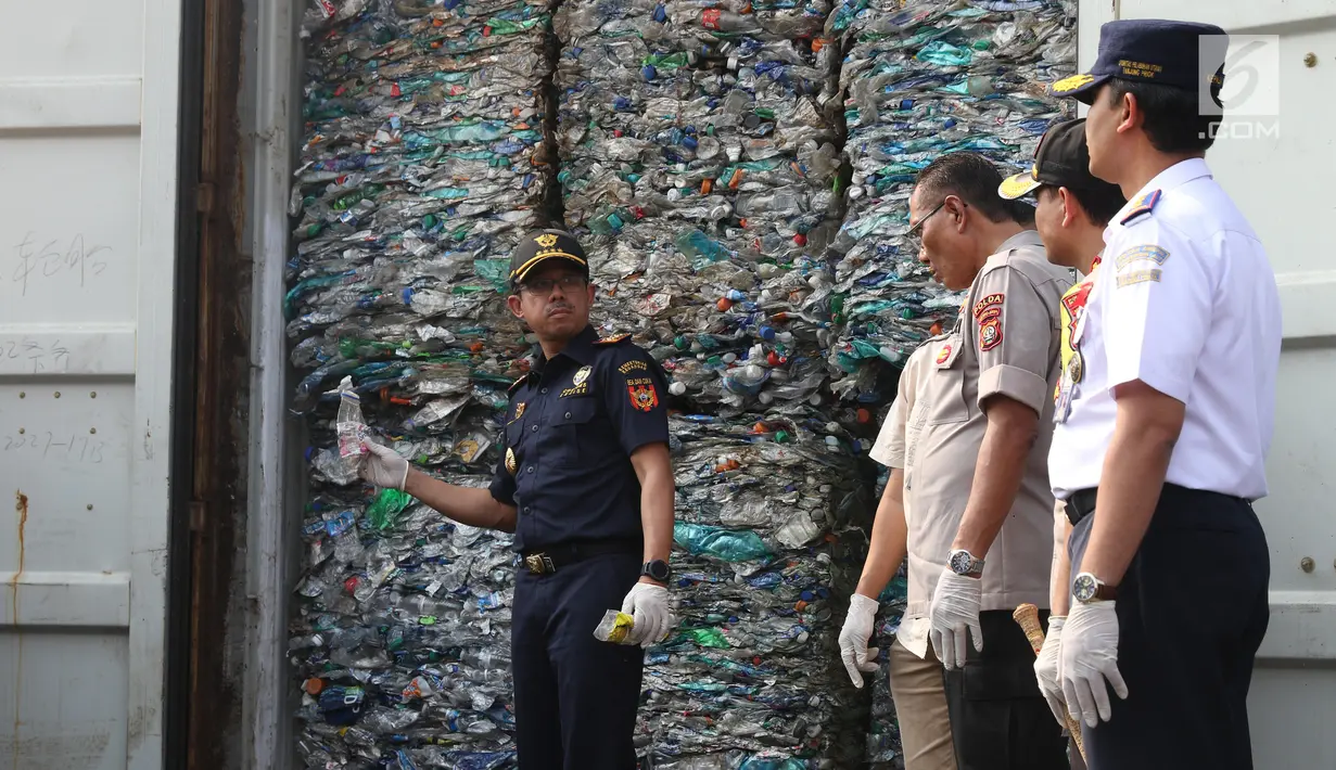 Dirjen Bea Cukai Heru Pambudi (kiri) menunjukkan kontainer berisi sampah plastik di Tanjung Priok, Jakarta, Rabu (18/9/2019). Sampah plastik bercampur limbah B3 asal Australia tersebut merupakan hasil penindakan terhadap PT HI, PT NHI, dan PT ART. (Liputan6.com/Angga Yuniar)