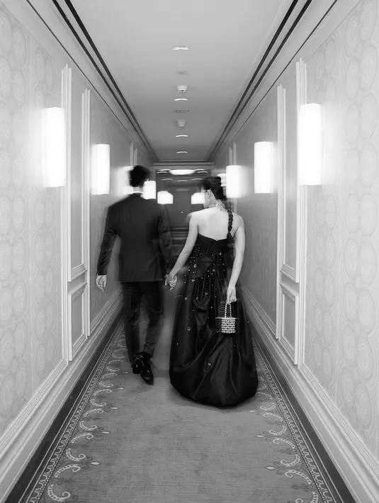 Dalam foto hitam putih, keduanya terlihat berjalan menyurusi lorong. [Foto: Instagram/maudyayunda]