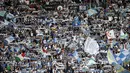 Dukungan suporter Lazio saat timnya melawan AC Milan pada lanjutan Serie A di Rome Olympic stadium, (10/9/2017). Lazio menang 4-1. (AP/Alessandra Tarantino)