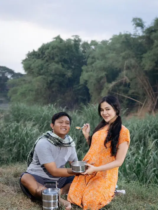 “Aku dari dulu suka kucing, sampai mata aku pernah dicakar kucing sampai berdarah. Jadi kalau misal, misalnya harimaunya nyakar dikit nanti ya enggak apa-apa. Aku malah senang,” kata Bella yang hamil masuk trimester kedua ini. [Instagram/denny_caknan]