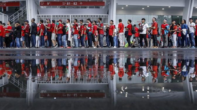 Sejumlah suporter antri untuk menyaksikan laga persahabatan antara Timnas Indonesia melawan Islandia di Stadion Utama Gelora Bung Karno, Jakarta, Minggu (14/1/2018). Timnas Indonesia kalah 1-4 dari Islandia. (Bola.com/M Iqbal Ichsan)