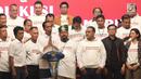 Presiden Joko Widodo memberi sambutan saat menghadiri Halalbihalal bersama aktivis 98 di Jakarta, Minggu (16/6/2019). Dalam silaturahmi tersebut Jokowi dihadiahi jaket bertuliskan Son Of Democracy Indonesia 98 . (Liputan6.com/Angga Yuniar)
