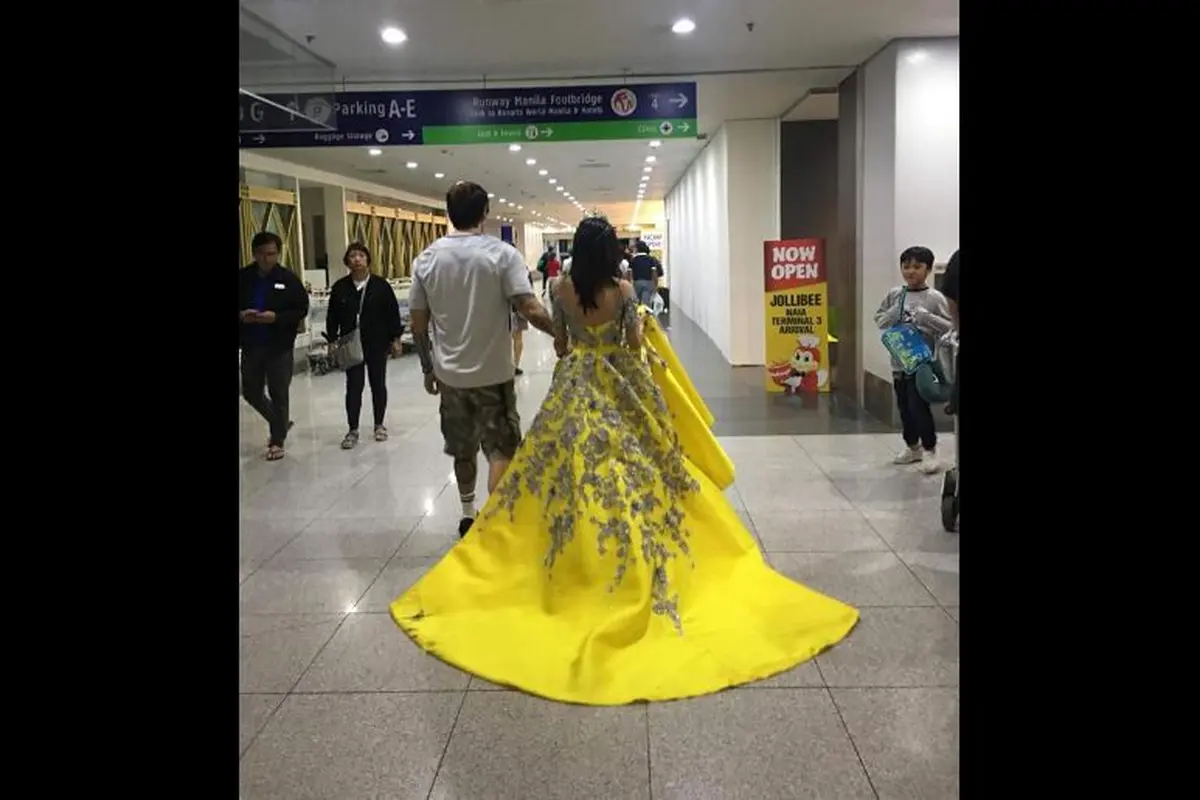 [Bintang] Mengenakan Gaun Berwarna Kuning, Perempuan Ini Sukses Bikin Ayah dan Netizen Nangis