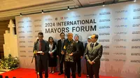 Konferensi pers Forum Walikota Internasional 2024. Di depan, dari kiri ke kanan: Heru Budi Hartono (Pj Gubernur DKI Jakarta), Navid Hanif (Asisten Sek-Jen untuk Pembangunan Ekonomi UNDESA), dan Tri Tharyat (Dirjen Multilateral Kementerian Luar Negeri RI). (Dok. Pusat Informasi PBB Indonesia/Siska Widyawati)