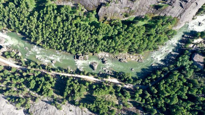 Foto dari udara menunjukkan pemandangan saat musim panas di Sungai Ertix, Geopark Keketuohai, Wilayah Fuyun, Altay, Daerah Otonom Uighur Xinjiang, China barat laut, Minggu (7/6/2020). (Xinhua/Ding Lei)