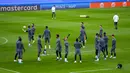 Para pemain Paris Saint-Germain menghadiri sesi latihan di Stadion Bernabeu, Madrid, Spanyol, 8 Maret 2022. Paris Saint-Germain akan menghadapi Real Madrid pada pertandingan sepak bola Liga Champions. (AP Photo/Manu Fernandez)