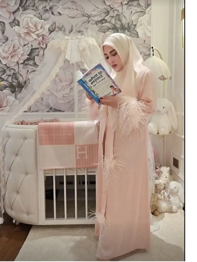 6 Potret Syahrini Rayakan 2 Bulan Kelahiran Anak, Wajah Baby Masih Dirahasiakan