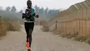 Lonah Chemtai, pelari kelahiran Kenya yang akan mewakili Israel dalam maraton wanita di Olimpiade Rio 2016, berltih di dekat rumahnya di Moshav Yanuv, Israel 14 Juli 2016. (REUTERS / Baz Ratner)