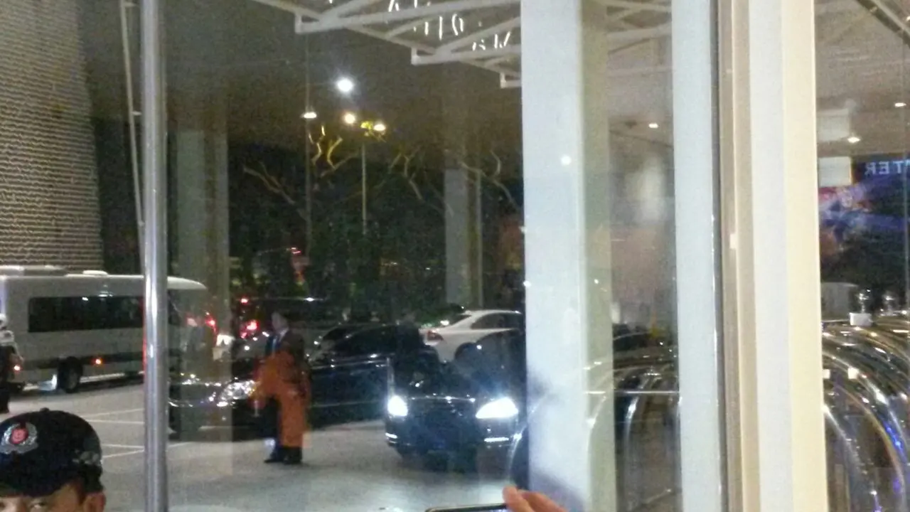 Mobil limosin Kim Jong-un terparkir di luar Marina Bay Sands Hotel Tower 3. Pemimpin Korea Utara itu masuk melalui titik tersebut untuk menuju Gardens by the Bay Flower Dome pada 11 Juni 2018, malam waktu setempat. (Rizki Akbar Hasan/Liputan6.com)