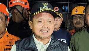 Bupati Sumedang Dony Ahmad Munir saat meninjau lokasi longsor. (Liputan6.com/ Dok Ist)