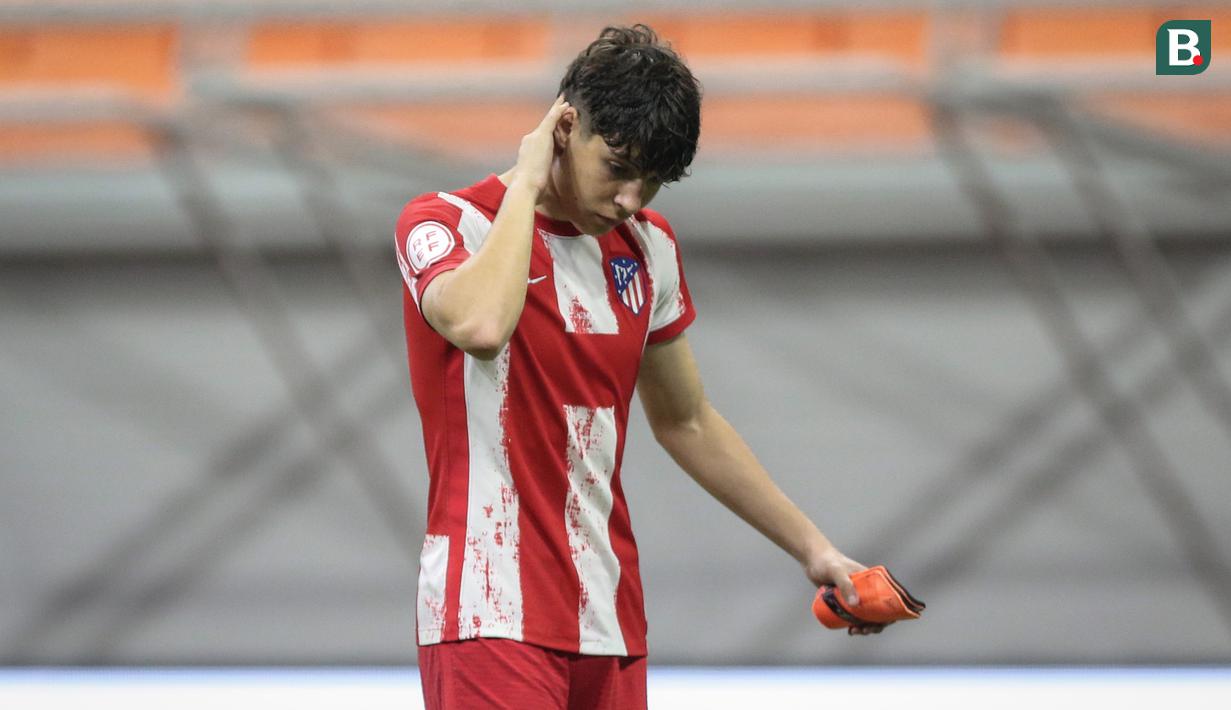 Beberapa kali terlihat menggaruk-garuk lehernya, banyak orang menduga jika dirinya kehilangan kalung atau barang berharga lainnya. (Bola.com/Bagaskara Lazuardi)