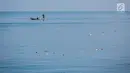 <p>Nelayan berlayar di antara sampah kiriman yang mengotori perairan Kepulauan Seribu di sekitar Pulau Pari dan Pulau Pramuka, Rabu (28/11). Sampah berasal dari wilayah luar Jakarta yang terbawa angin hingga ke perairan Jakarta. (Liputan6.com/Faizal Fanani)</p>