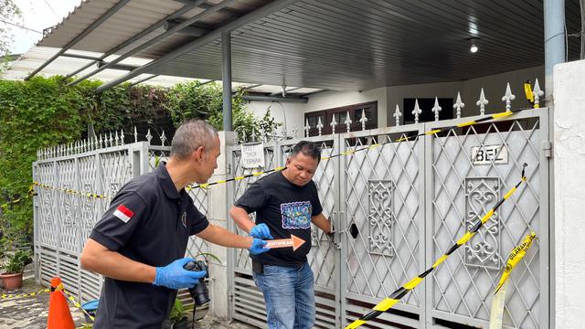 Penyidik Polres Metro Jakarta Selatan kembali melakukan olah tempat kejadian perkara (TKP) kasus pembunuhan ayah dan nenek di di Perumahan Taman Bona Indah, Lebak Bulus, Cilandak, Jakarta Selatan, Sabtu (30/11/2024). (Liputan6.com/Ady Anugrahadi)