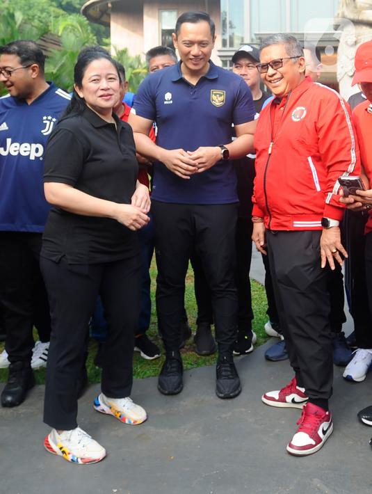 Keduanya lalu bertemu di Plataran Hutan Kota pada pukul 08.50 WIB. Puan tampak memakai baju kaos berwarna hitam. (merdeka.com/ Arie Basuki)