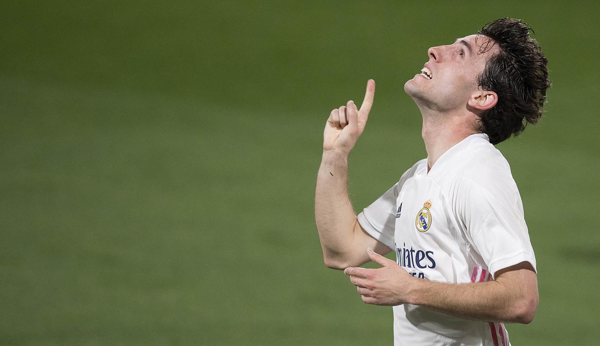 Pemain Real Madrid, Alvaro Odriozola, melakukan selebrasi usai mencetak gol ke gawang Cadiz pada laga Liga Spanyol di Stadion Ramon de Carranza, Rabu (22/4/2021). Real Madrid menang dengan skor 3-0. (AFP/Jorge Guerrero)