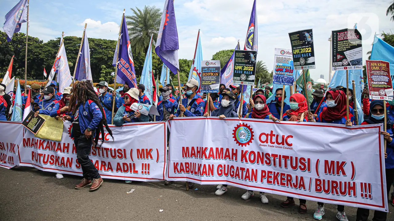 FOTO: Aksi Buruh Demo Tolak Omnibuslaw dan Kenaikan Upah 2022