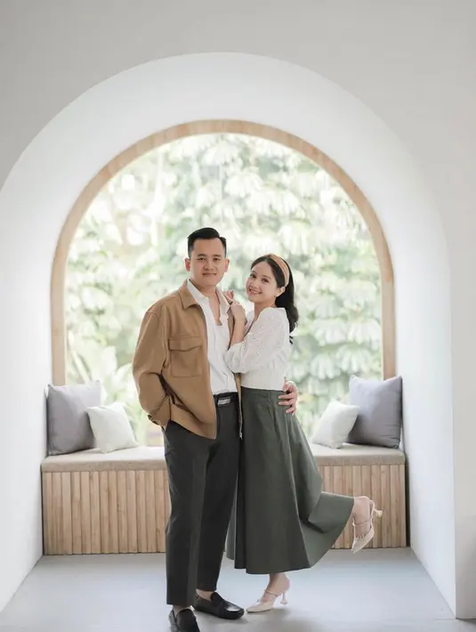 Mantan pesinetron cilik ini memang sangat kompak saat bersama suami. Momen saling rangkul membuat pasangan ini sukses bikin baper netizen. Tak ayal foto yang diunggah Jessica ini banjir like dan komentar dari netizen. (Liputan6.com/IG/@jessicaanastasya20)