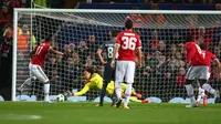 Kiper Benfica, Mile Svilar berhasil menepis tendangan penalti pemain Manchester United, Anthony Martial pada laga Grup A Liga Champions di Old Trafford, Rabu (1/11) dini hari. MU sukses memetik kemenangan 2-0. (AP Photo/Dave Thompson)