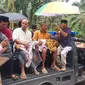 Evakuasi jenazah dua bocah tenggelam di Kabupaten Rokan Hulu oleh keluarga dan pihak kepolisian. (Liputan6.com/M Syukur)