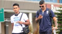 Arthur Cunha (kanan) dan Bagas Adi Nugroho, dua bek andalan Arema FC yang akan absen saat melawan Mitra Kukar. (Bola.com/Iwan Setiawan)
