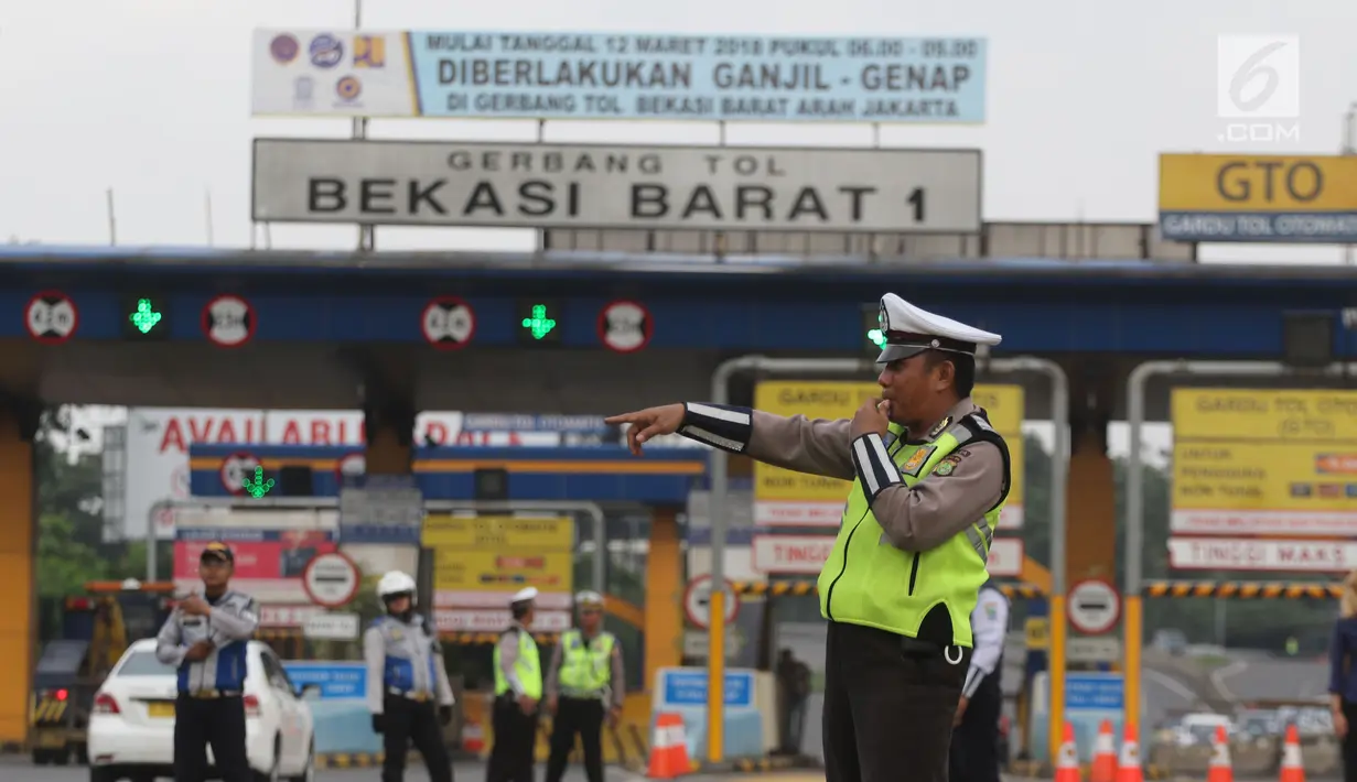 Polisi dan petugas Dishub berjaga di depan Gerbang Tol Bekasi Barat 1, Bekasi, Jabar, Senin (12/3). Ganjil genap ini merupakan kebijakan untuk mengurai kemacetan parah di tol Cikampek-Jakarta, khususnya ruas Bekasi-Jakarta. (Liputan6.com/Arya Manggala)