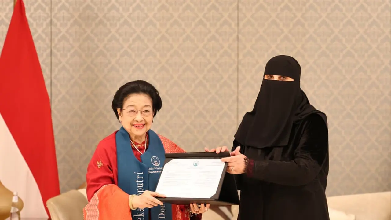 Presiden ke-5 RI sekaligus Ketua Umum DPP PDI Perjuangan, Prof. Dr. (H.C) Megawati Soekarnoputri, kembali menerima gelar Doktor Kehormatan (Honoris Causa). (Dok. Istimewa)