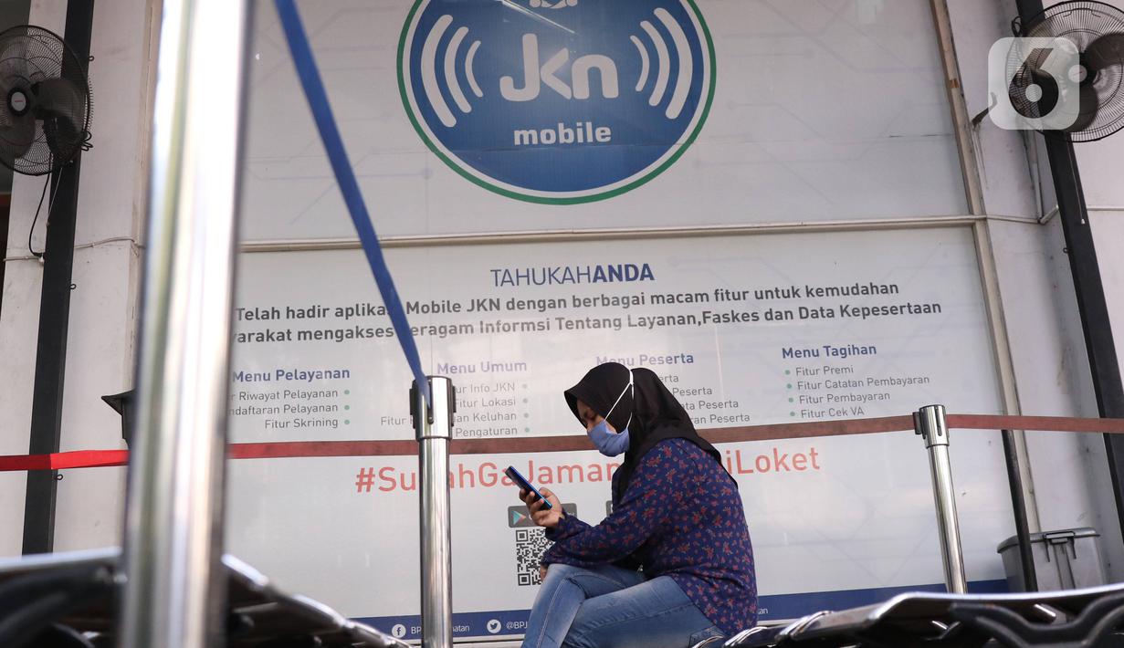 Warga menunggu untuk melakukan pelayanan di Kantor BPJS Kesehatan Cabang Kota Tangerang, Rabu (7/1/2020). Iuran BPJS Kesehatan resmi naik per hari ini untuk kelas I menjadi sebesar Rp150.000 per orang per bulan dan Rp100.000 per orang per bulan untuk kelas II. (Liputan6.com/Angga Yuniar)